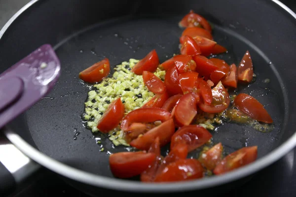 Hacer Una Salsa Con Aceite Oliva Ajo Tomates — Foto de Stock