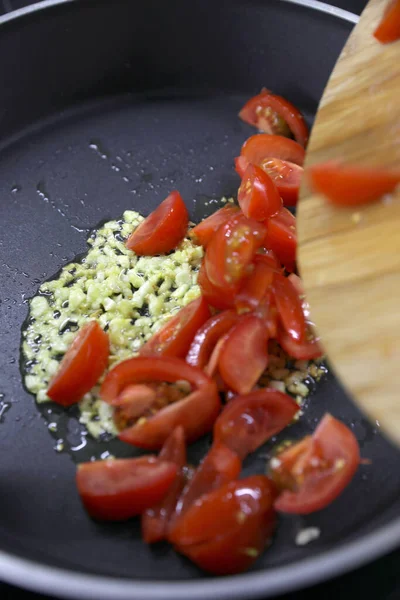 Hacer Una Salsa Con Aceite Oliva Ajo Tomates — Foto de Stock