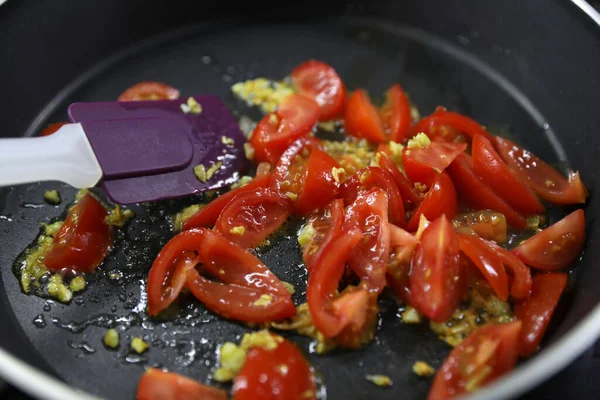 Hacer Una Salsa Con Aceite Oliva Ajo Tomates — Foto de Stock