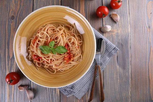 Espaguete Com Tomates Alho Balizik Uma Mesa Madeira — Fotografia de Stock