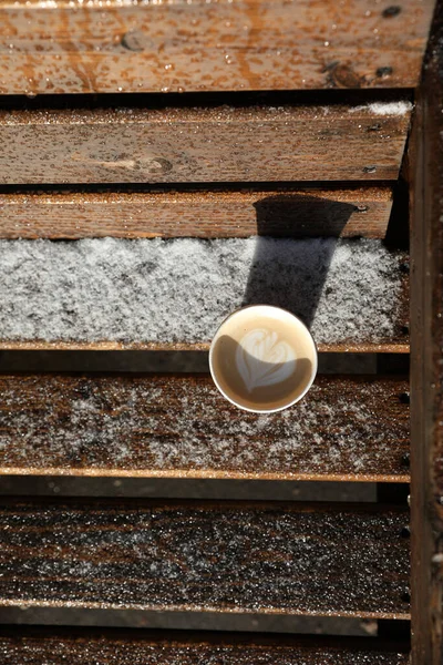 Cappuccino Una Mesa Madera Aire Libre Nieve Finales Otoño — Foto de Stock