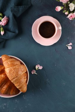 Tarçın ve kruvasanla sade kahve.