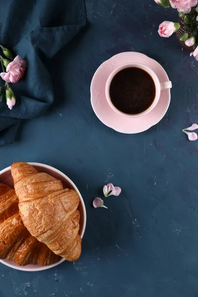 Black Coffee Cinnamon Croissant — Stock Photo, Image