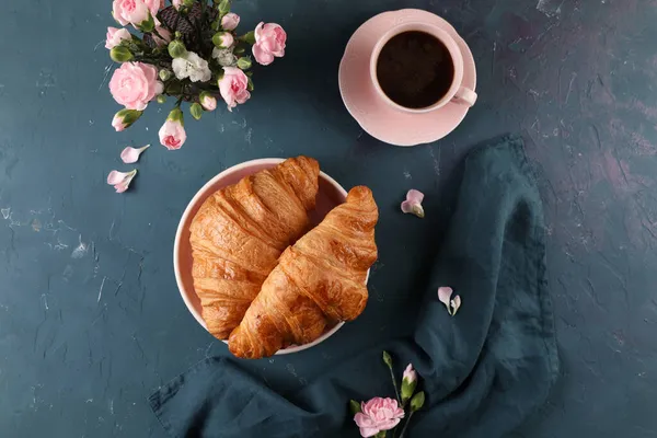 Schwarzer Kaffee Mit Zimt Und Croissant — Stockfoto