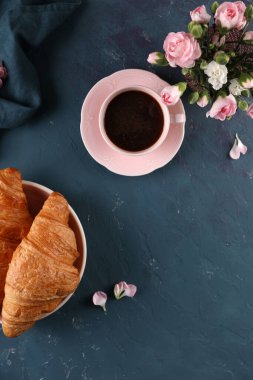 Tarçın ve kruvasanla sade kahve.