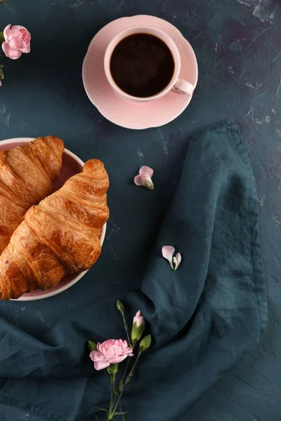 Schwarzer Kaffee Mit Zimt Und Croissant — Stockfoto