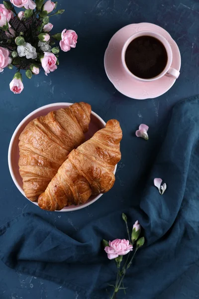 Café Preto Com Canela Croissant — Fotografia de Stock