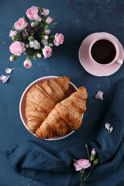 Black Coffee Cinnamon Croissant — Stock Photo, Image