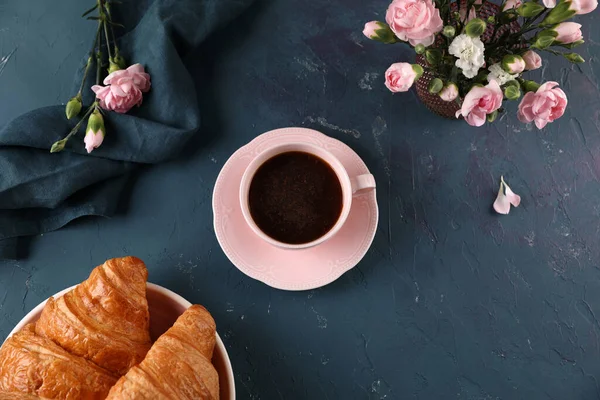 Black Coffee Cinnamon Croissant — Stock Photo, Image
