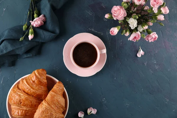 Zwarte Koffie Met Kaneel Croissant Stockfoto