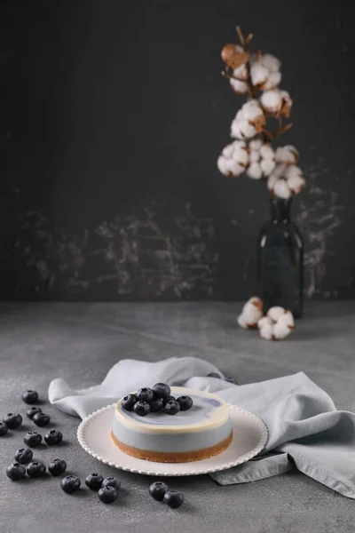 Blueberry Cheesecake Piring Putih Atas Meja Abu Abu Stok Gambar Bebas Royalti