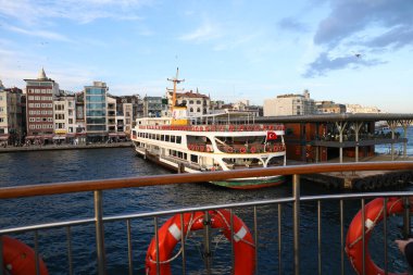 Haliç boyunca tekne gezisi, İstanbul, Türkiye, Aralık 2021.