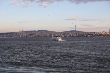 Haliç boyunca tekne gezisi, İstanbul, Türkiye, Aralık 2021.