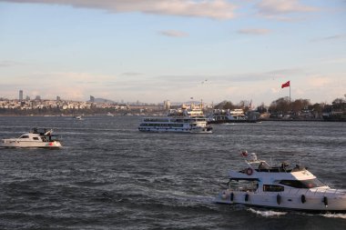 Haliç boyunca tekne gezisi, İstanbul, Türkiye, Aralık 2021.