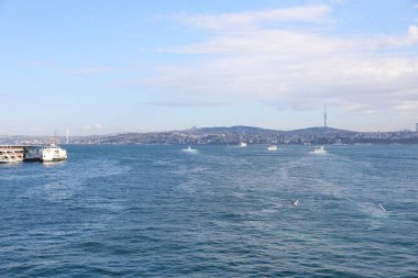 Haliç boyunca tekne gezisi, İstanbul, Türkiye, Aralık 2021.