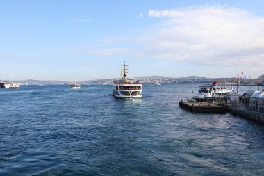 Haliç boyunca tekne gezisi, İstanbul, Türkiye, Aralık 2021.