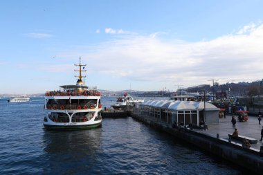 Haliç boyunca tekne gezisi, İstanbul, Türkiye, Aralık 2021.