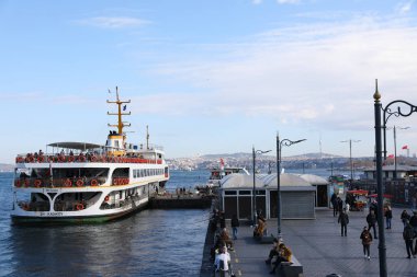 Haliç boyunca tekne gezisi, İstanbul, Türkiye, Aralık 2021.