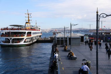 Haliç boyunca tekne gezisi, İstanbul, Türkiye, Aralık 2021.