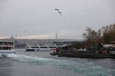 Haliç boyunca tekne gezisi, İstanbul, Türkiye, Aralık 2021.