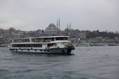 Haliç boyunca tekne gezisi, İstanbul, Türkiye, Aralık 2021.