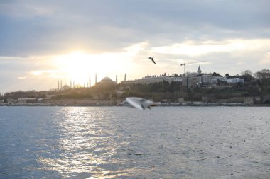 Haliç boyunca tekne gezisi, İstanbul, Türkiye, Aralık 2021.
