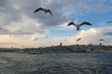 Haliç boyunca tekne gezisi, İstanbul, Türkiye, Aralık 2021.