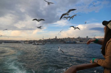 Haliç boyunca tekne gezisi, İstanbul, Türkiye, Aralık 2021.