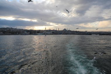 Haliç boyunca tekne gezisi, İstanbul, Türkiye, Aralık 2021.