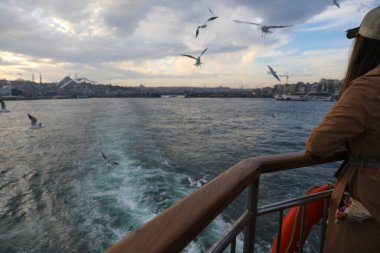 Haliç boyunca tekne gezisi, İstanbul, Türkiye, Aralık 2021.