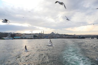 Haliç boyunca tekne gezisi, İstanbul, Türkiye, Aralık 2021.