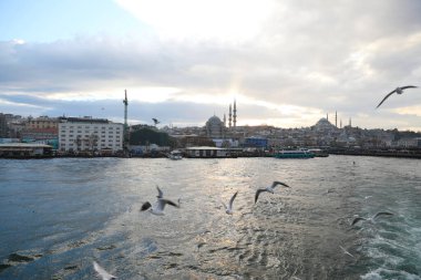 Haliç boyunca tekne gezisi, İstanbul, Türkiye, Aralık 2021.
