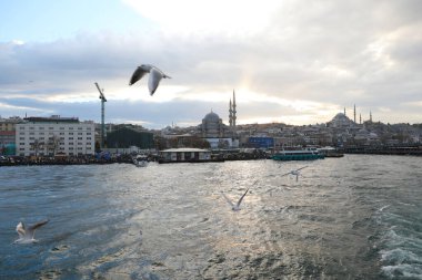 Haliç boyunca tekne gezisi, İstanbul, Türkiye, Aralık 2021.