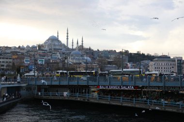 Haliç boyunca tekne gezisi, İstanbul, Türkiye, Aralık 2021.