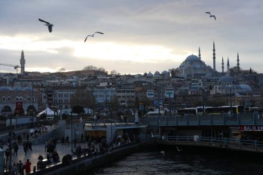 Haliç boyunca tekne gezisi, İstanbul, Türkiye, Aralık 2021.