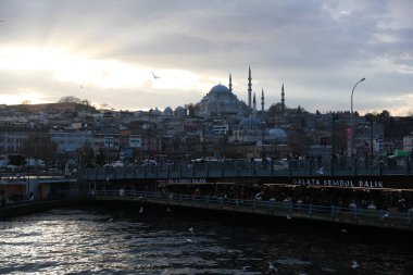 Haliç boyunca tekne gezisi, İstanbul, Türkiye, Aralık 2021.