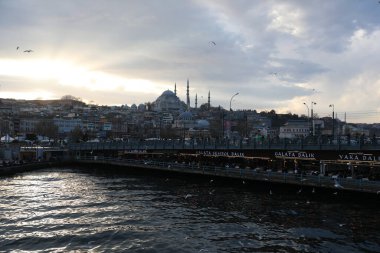 Haliç boyunca tekne gezisi, İstanbul, Türkiye, Aralık 2021.