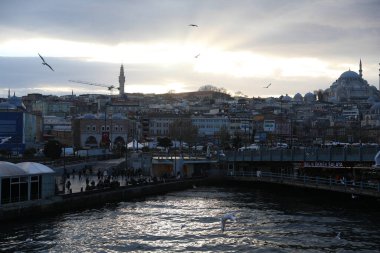 Haliç boyunca tekne gezisi, İstanbul, Türkiye, Aralık 2021.