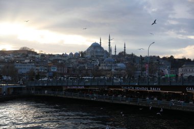 Haliç boyunca tekne gezisi, İstanbul, Türkiye, Aralık 2021.