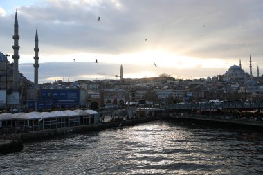 Haliç boyunca tekne gezisi, İstanbul, Türkiye, Aralık 2021.