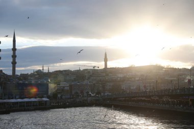 Haliç boyunca tekne gezisi, İstanbul, Türkiye, Aralık 2021.