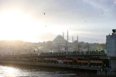 Haliç boyunca tekne gezisi, İstanbul, Türkiye, Aralık 2021.