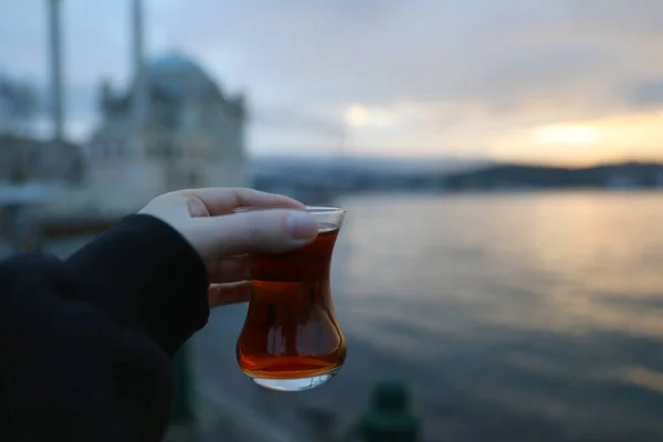 Traditional Turkish Glass Tea Woman Hand Background Istanbul — Stock Photo, Image