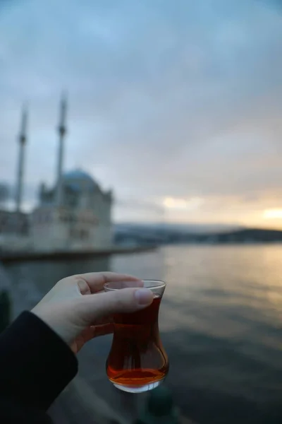 Traditional Turkish Glass Tea Woman Hand Background Istanbul — Stock Photo, Image