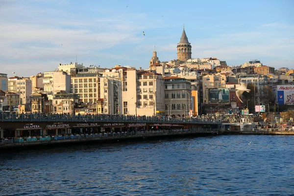 Haliç boyunca tekne gezisi, İstanbul, Türkiye, Aralık 2021.