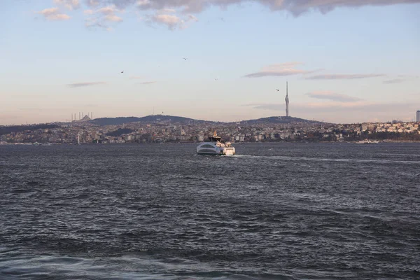 Viagem Barco Longo Chifre Ouro Istambul Turquia Dezembro 2021 — Fotografia de Stock