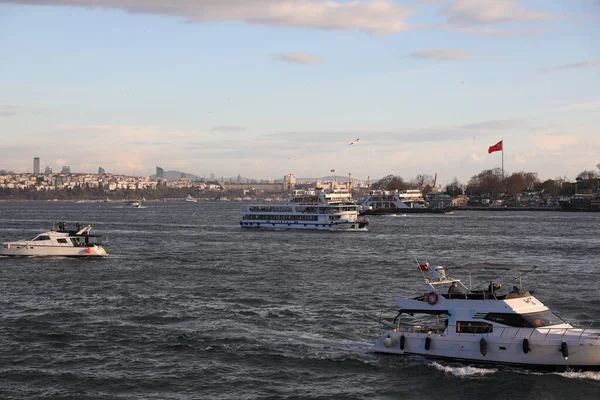 Haliç boyunca tekne gezisi, İstanbul, Türkiye, Aralık 2021.