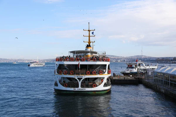 Haliç boyunca tekne gezisi, İstanbul, Türkiye, Aralık 2021.
