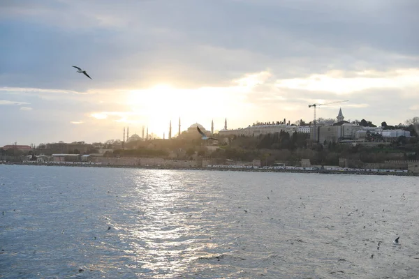 ゴールデンホーン イスタンブール トルコ 2021年12月に沿ってボート旅行 — ストック写真