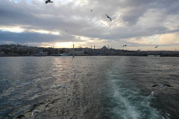 Perahu Perjalanan Sepanjang Tanduk Emas Istanbul Turki Desember 2021 — Stok Foto